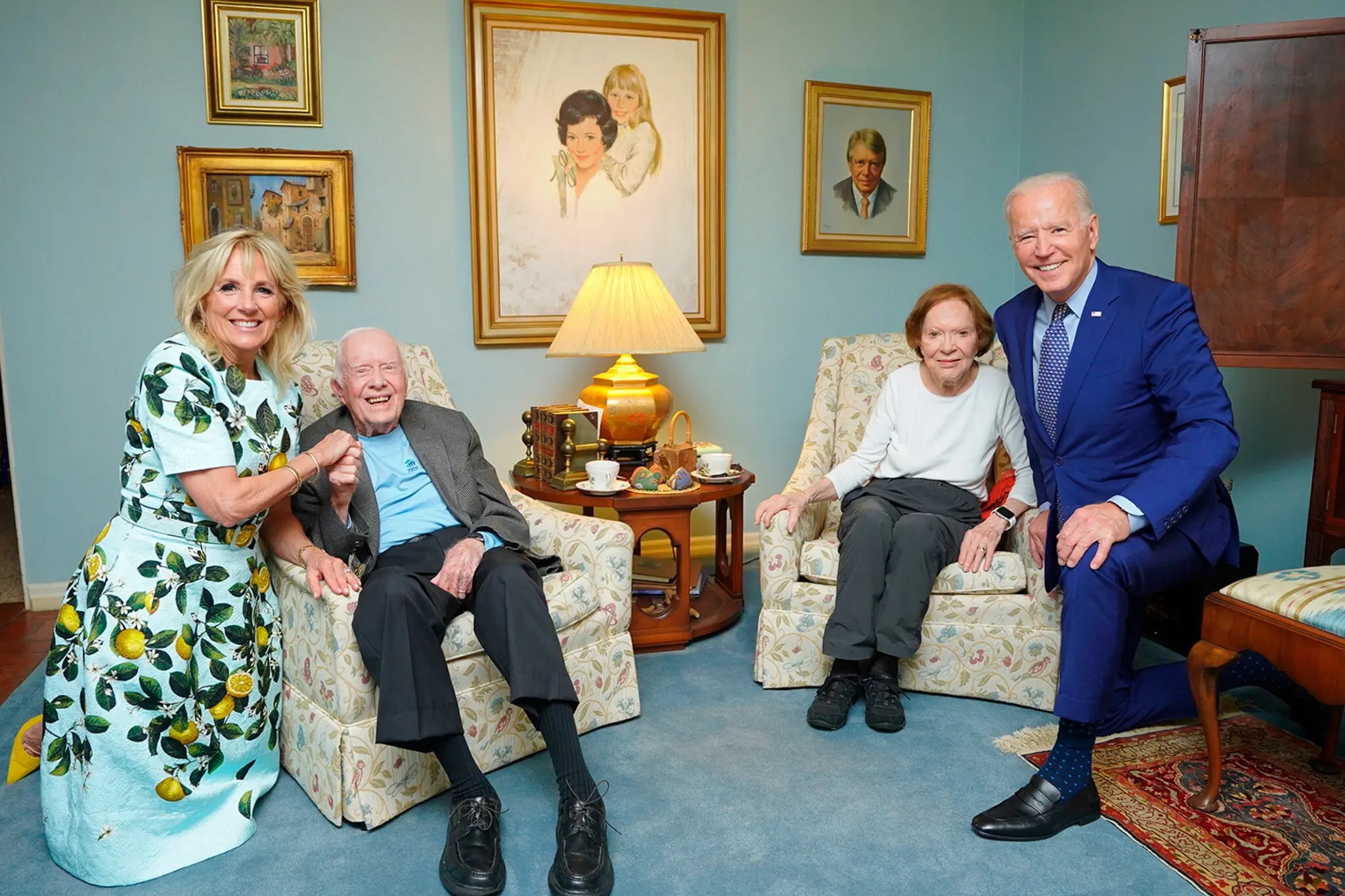 Joe a Jill Bidenovi vypadají na virální fotce s Carterovými jako obři